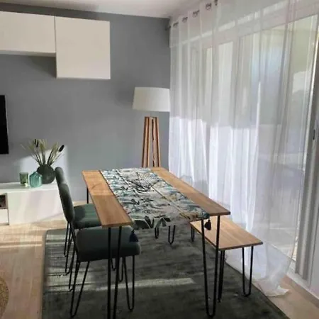 Les Eucalyptus Dans Domaine Privé à *